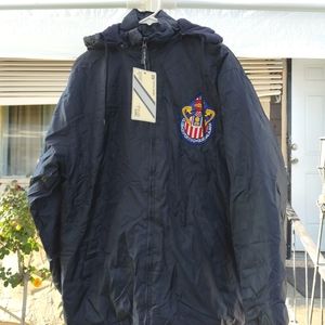 Chamarra de el Chivas con gorro desmontable y escudo Club Deportivo Guadalajara